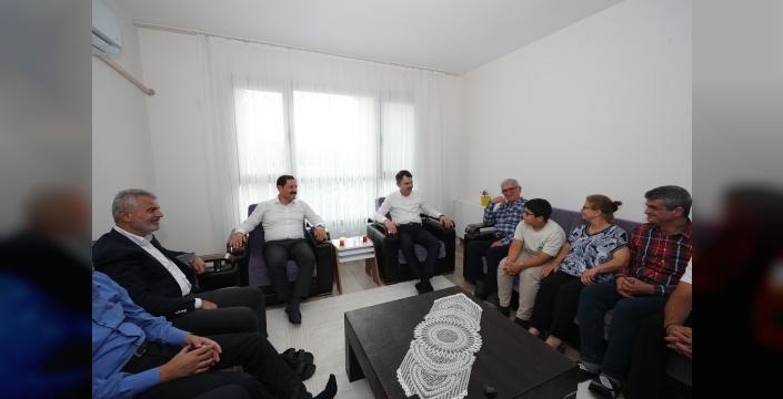 Bakan Kurum'dan Hatay'da depremzede aileye ziyaret: 'Devletimiz tüm gücüyle çalışıyor'