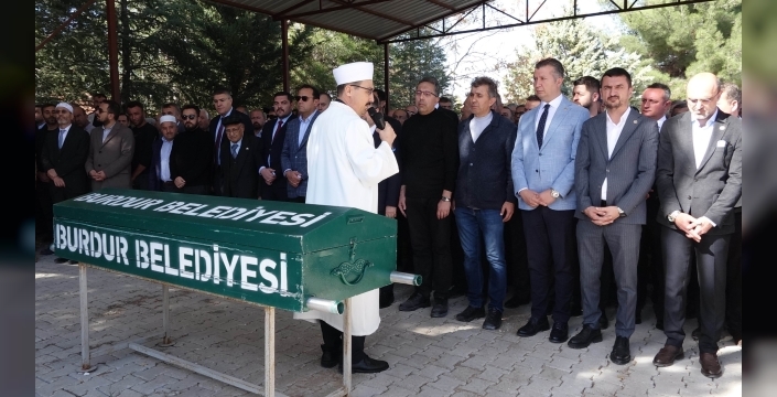Bakan Yumaklı, annesi toprağa verilen bakan yardımcısı Gümeni yalnız bırakmadı