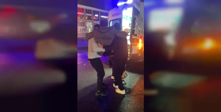 Başakşehir'de otomobil önce ağaca sonra İETT durağına çarptı: 1 yaralı