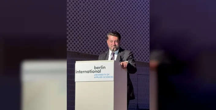 Berlin International Üniversitesi'nde 177 öğrenci mezuniyet coşkusu yaşadı