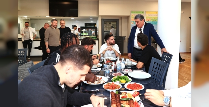 Beşiktaştan derbi öncesi moral buluşması: Serdal Adalı futbolcularla bir araya geldi