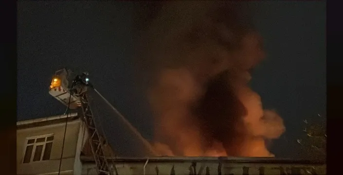 Beyoğlu'nda tekstil atölyesinin çatısında yangın paniği