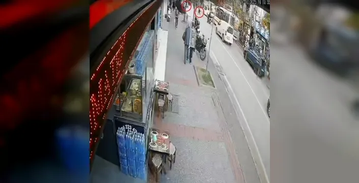 Bursa'da yaya kazası: Otomobil kaldırıma çıkıp ağaca çarptı, yaya yaralandı
