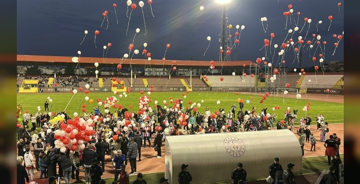 Çanakkale'de kanseri yenen Gencay için yüzlerce balon gökyüzüne bırakıldı