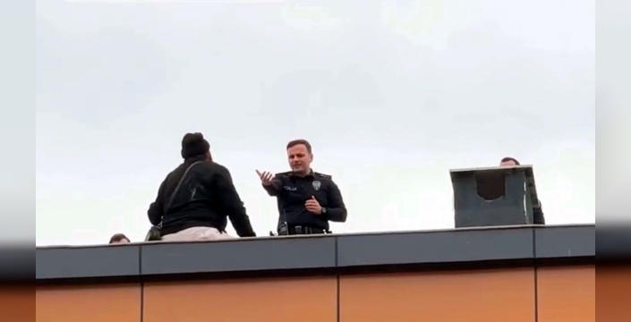 Çorlu'da kapıcı çatıdan polis tarafından ikna edilerek indirildi