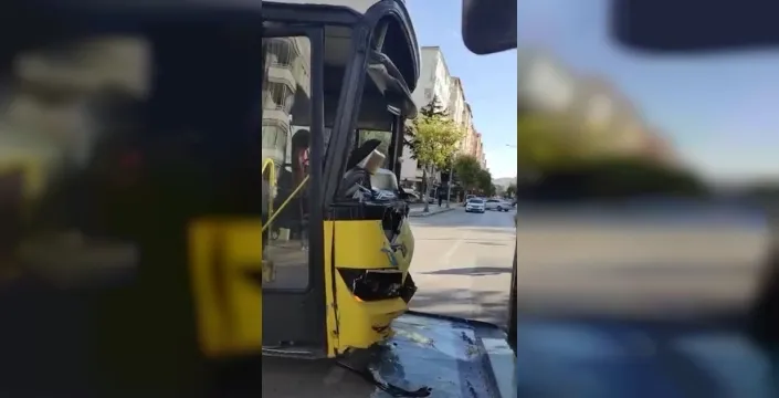 Çorum'da kitap fuarına giden öğrencileri taşıyan otobüs kamyona çarptı: 22 yaralı