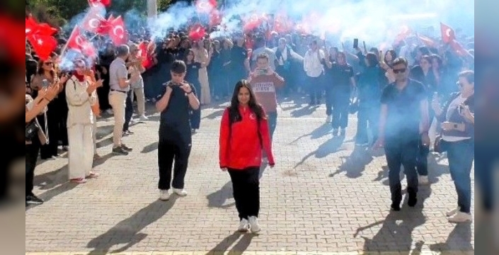 Denizli'den Dünya Şampiyonu: Ayşegül Karagöz okulunda coşkuyla karşılandı