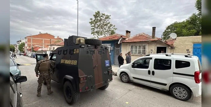 Edirne'de FETÖ/PDY Operasyonu: 4 Şüpheli ve 15 Kaçak Göçmen Yakalandı