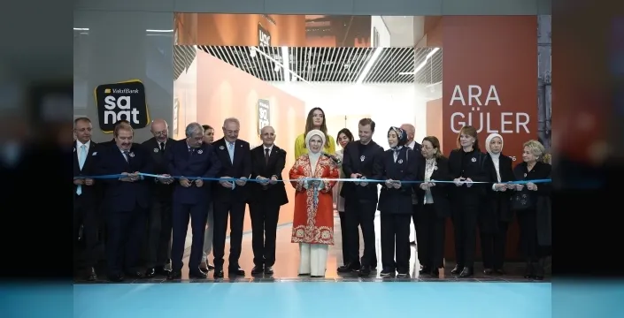 Emine Erdoğan, Vakıfbank Sanat Galerisinin açılışında duygusal anlar yaşadı