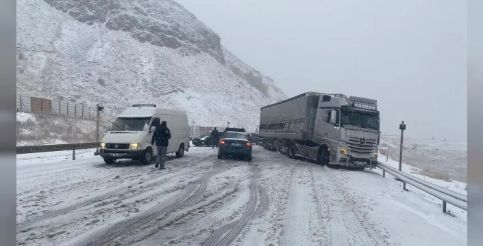 Erzincan-Sivas karayolunda kar yağışı ulaşımı aksattı