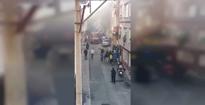 Esenler'de 5 katlı binanın bodrumunda yangın: 2 daire hasar gördü
