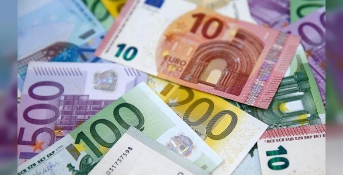 Euro, Fransa'daki siyasi belirsizlik ve zayıf Alman verileriyle altı haftanın dibini gördü