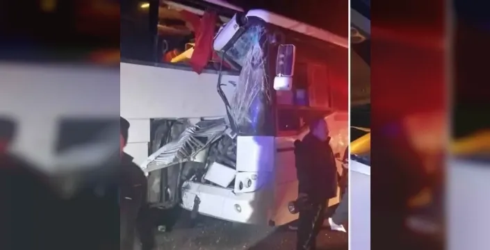 Feci kaza: Servis otobüsü çarptı, 13 yolcu yaralandı