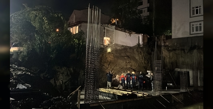 Gebze'de temel kazısı bitişiğindeki ev çöktü: 4 kişilik aile tahliye edildi