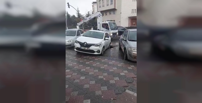 Gebze'de yağmur sonrası oluşan göçük park halindeki otomobili yuttu