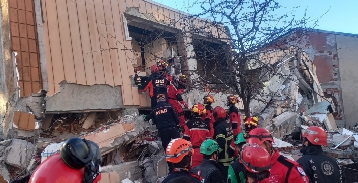 Gebzede çöken binada 5 kişi kayıp: Kurtarma sürüyor