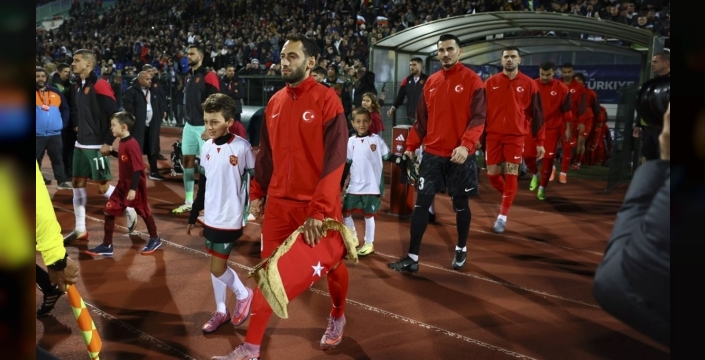 Hakan Çalhanoğlu, 100. kez milli formayı giydi: Bulgaristan'a karşı galibiyet ve asistler