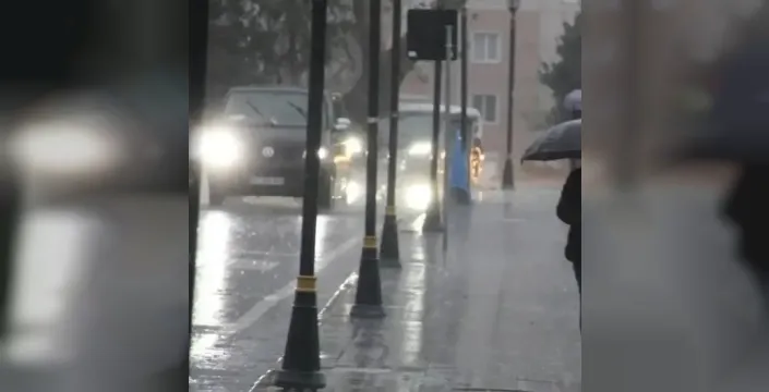 İstanbul'da sağanak yağış uyarısı: Vatandaşlar dikkatli olmalı
