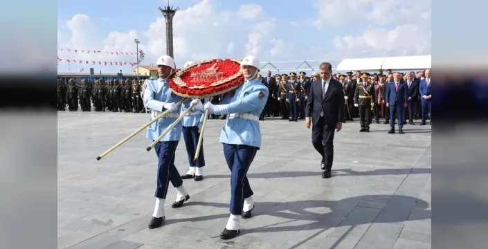 İzmir, cumhuriyet bayramı kutlamalarını törenlerle başlattı