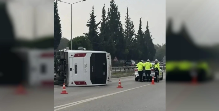 İzmir'de havalimanı servisi devrildi: 5 kişi yaralandı