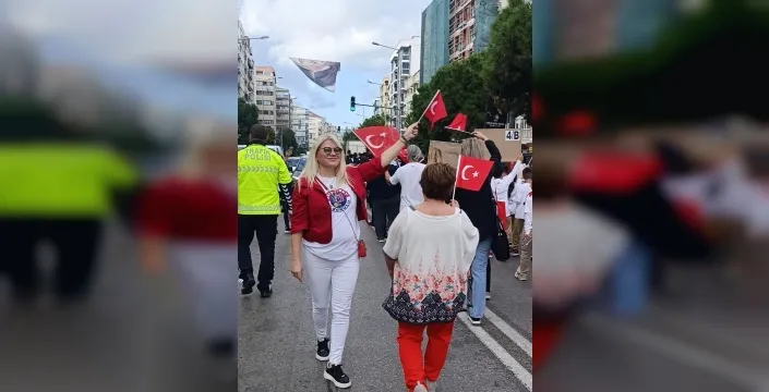 İzmirde öğrencilerden 102nci yıl coşkusu