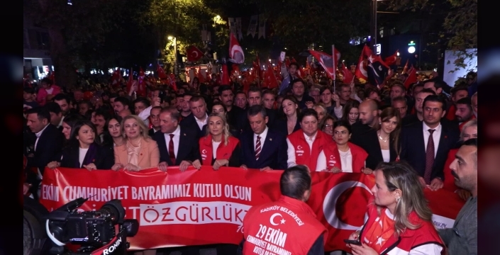 Kadıköyde coşku fırtınası: Özgür Özelden tarihi Cumhuriyet mesajı