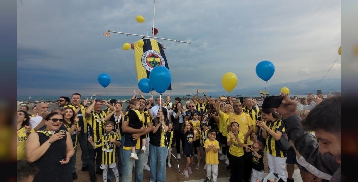 Kanseri yenen Tamer Talha için gökyüzü sarı-laciverte büründü