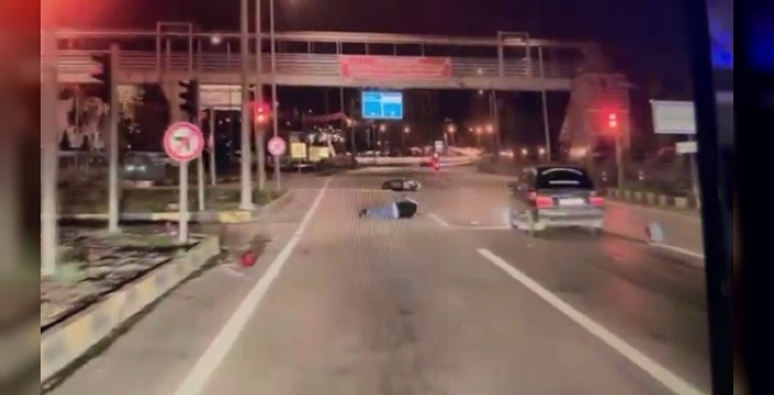 Karabük'te kırmızı ışıkta duran motosiklete otomobil çarptı: 1 yaralı