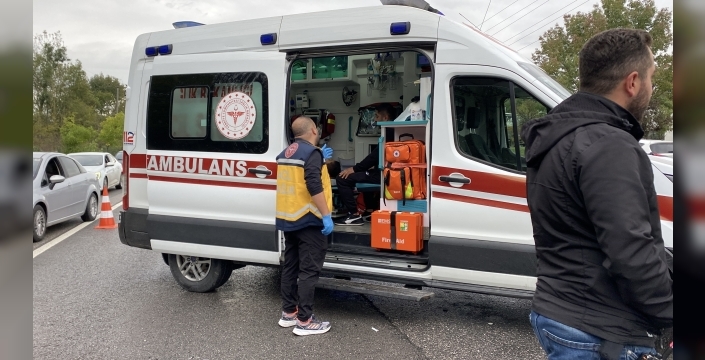 Kartepe'de 5 otomobilin karıştığı zincirleme kazada 5 kişi yaralandı