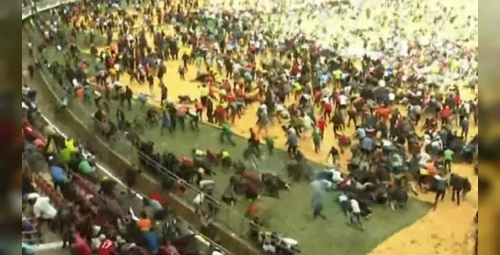 Kenya'da Odinga'nın cenazesinde stadyum karıştı: Silahlar konuştu