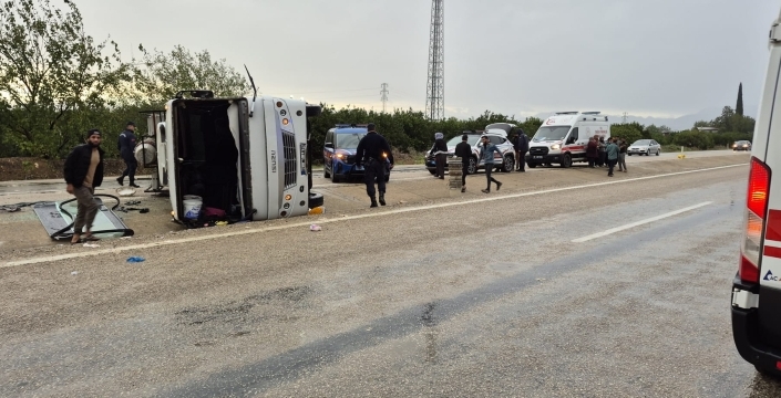 Kozan'da tarım işçilerini taşıyan midibüs devrildi: 11 yaralı