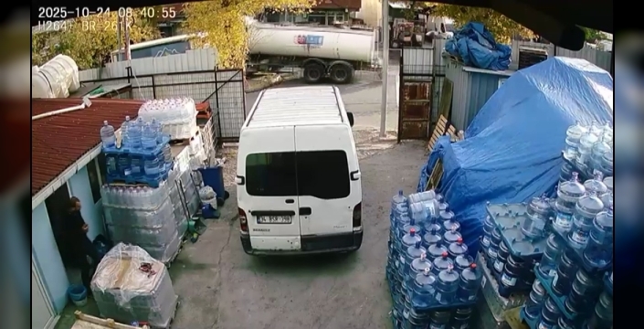 Küçükçekmece'de park halindeki tanker kaydı: İş yerine çarptı
