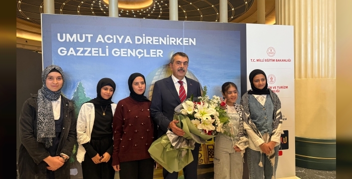 Milli Eğitim Bakanı Yusuf Tekin: Filistinli öğrencilerin 'Umut Acıya Direnirken' sergisini gezdi
