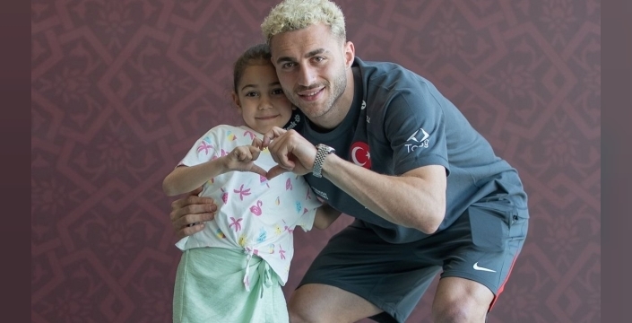 Milli futbolcular otizmli çocukların sergisine destek verdi