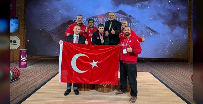 Milli haltercilerden Büyükler Dünya Şampiyonası'nda 5 madalya: Muhammed Furkan Özbek'ten dünya rekoru
