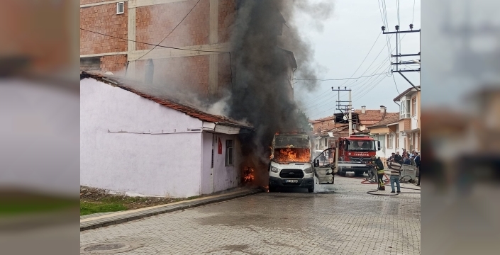 Minibüs yangını vezirköprü'de komşu yapıları sardı