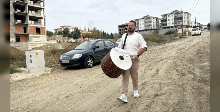 Müzisyen ahmet merih çelik'ten bozuk yollara davullu tepki
