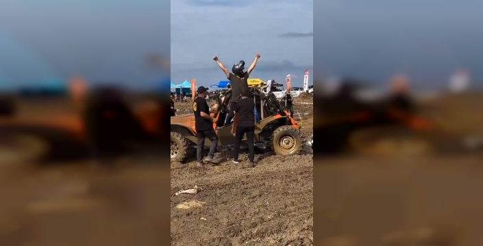 Off-road aracının taklalar atıp bitiş balonunu devirdiği anlar kamerada