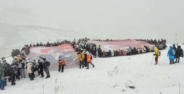 Palandökende Cumhuriyet tırmanışı tipiye takıldı: 2700 metrede tören