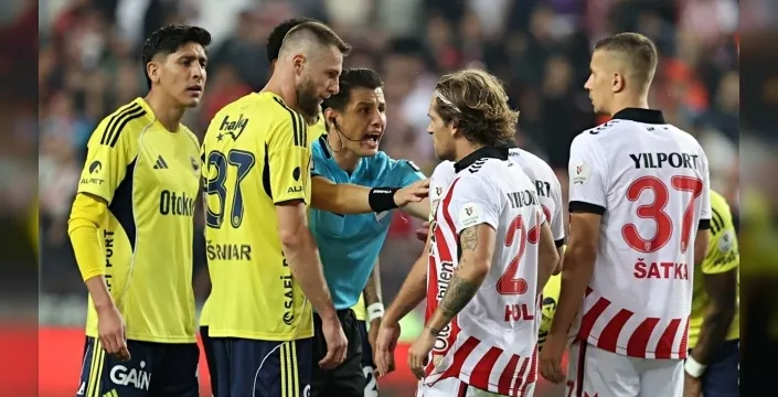 Samsunspor-Fenerbahçe maçında iptal edilen gol VAR'da incelendi: Hakem Meler, oyunculara gerekçeyi açıkladı