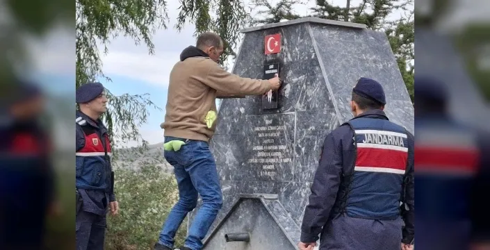 Şehit Jandarma Uzman Çavuş Tarkan Karaca'nın hayrat çeşmesindeki bayrak ve fotoğrafı tahrip edildi