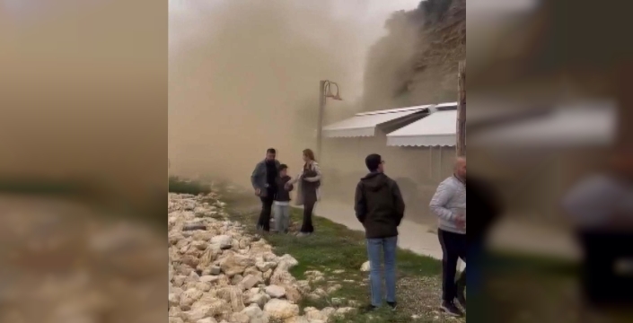 Silivri'de toprak kayması: Çay bahçesine dev kaya parçaları düştü, otomobil hasar gördü