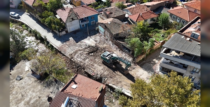 Sındırgıda deprem enkazları için temizlik çalışmaları tamamlanıyor