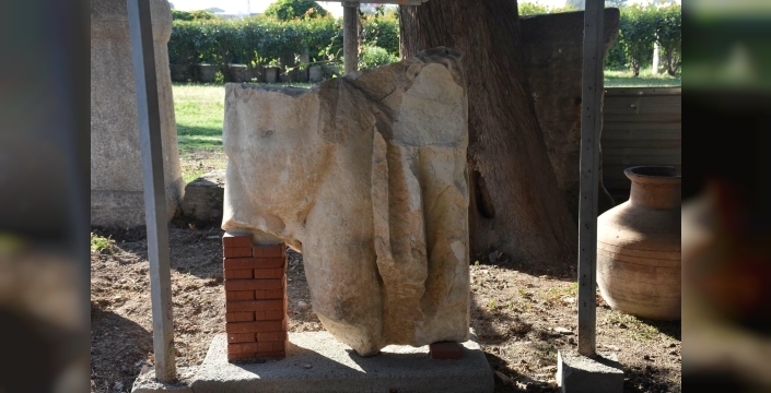 Smyrna Antik Kenti'nde 1800 yıllık heykel gövdesi bulundu: İmparator Hadrianus, Zeus veya Büyük İskender mi?