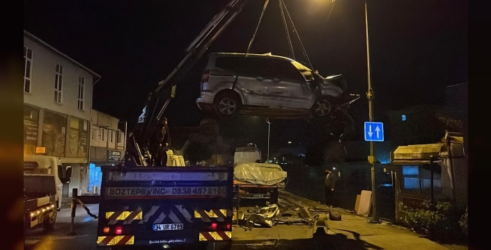 Sultanbeylide kaza dehşeti: Dur ihtarına uymayan sürücü TIRa çarptı, 1 ölü, 2 yaralı!