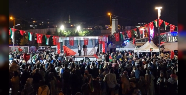 Sumud Filosu aktivistleri Üsküdar'da nöbet tuttu: '15 kardeşimiz bir an önce gelsin'