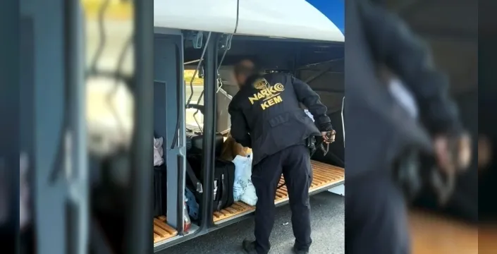 Tatvan'da otobüs ve araçlarda metamfetamin ve sentetik ecza ele geçirildi