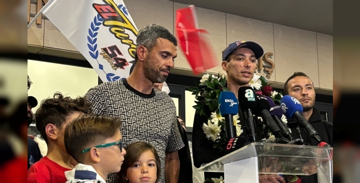 Toprak Razgatlıoğlu yurda döndü: Üçüncü şampiyonluk sevinci