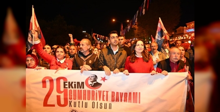 Tuzlada Cumhuriyet coşkusu: Zeynep Bastık sahne aldı!