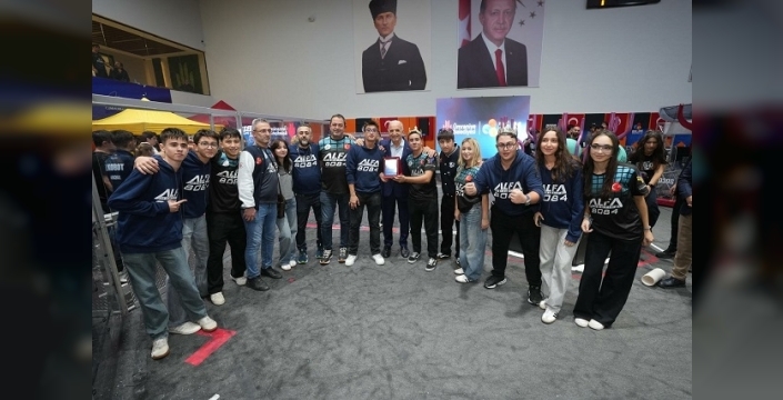 Ümraniye'de öğrenciler robotlarla hünerlerini sergiledi
